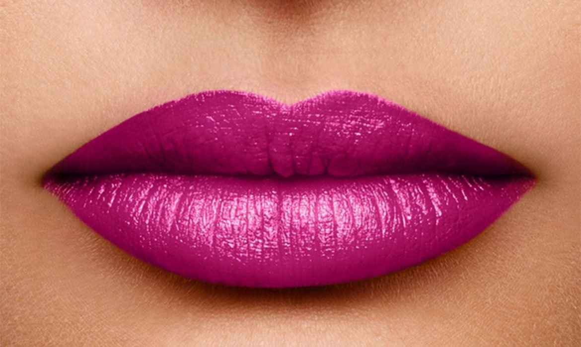 Apuesta por unos labios navideños diferentes con un fucsia superimpactante como el tono 112 Paris Paris de la gama Color Riche de L’Oréal Paris.